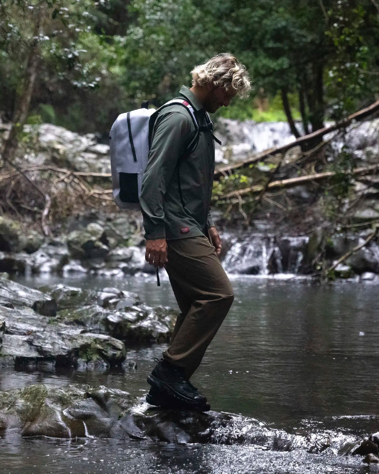 Follow Sun Shirt L/S - Olive lifestyle 9