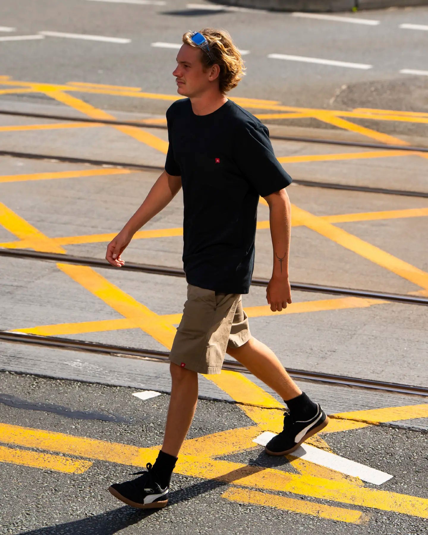 Follow Water Hood L/S - Black lifestyle 7