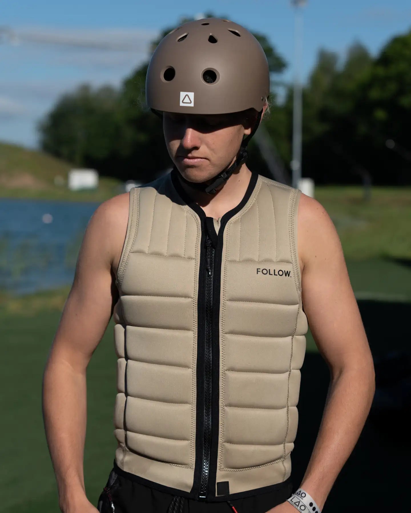 Follow Total Impact Vest - Sand lifestyle 6