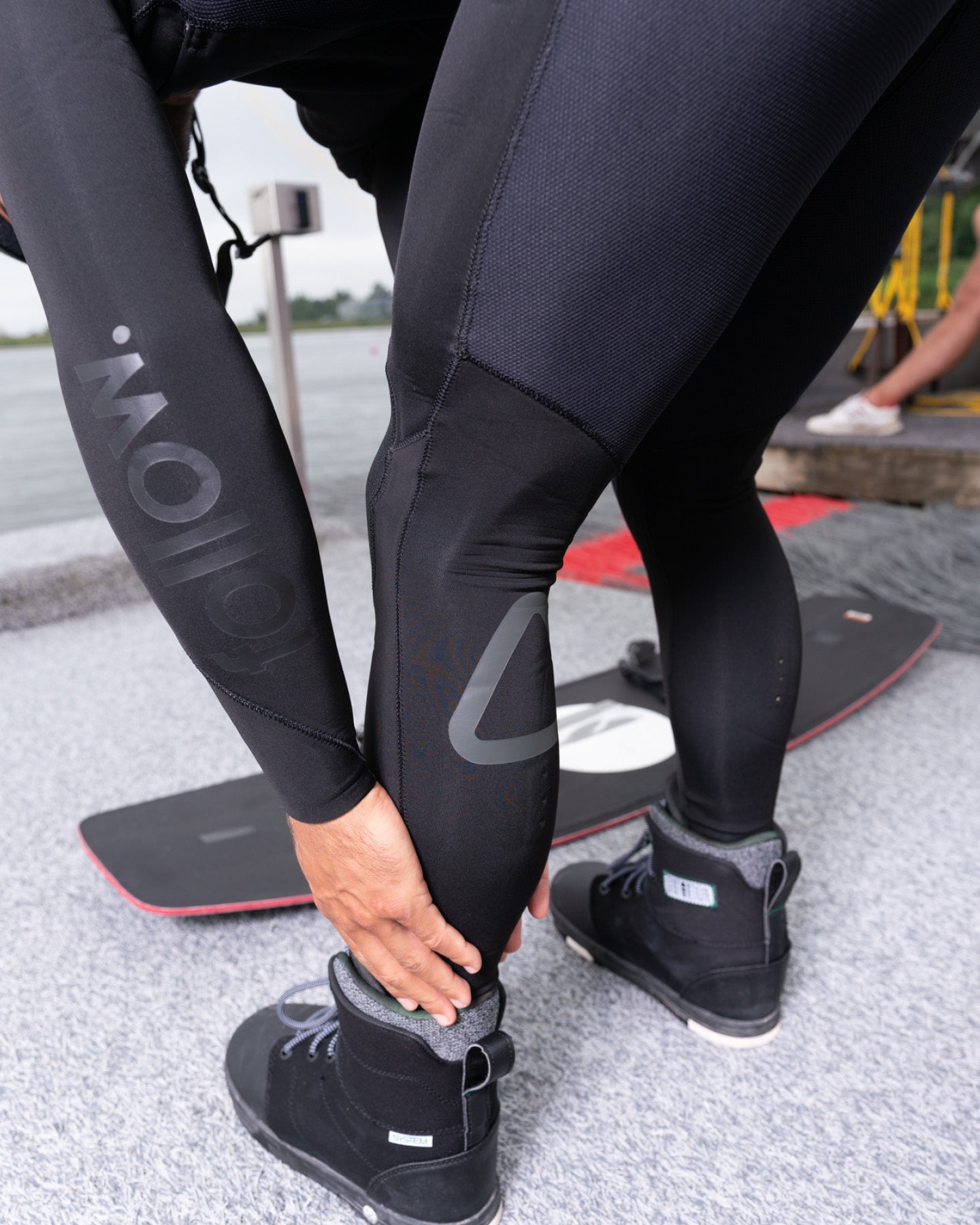 Follow Zipperless Pro 3/2mm - Black - Lifestyle 3